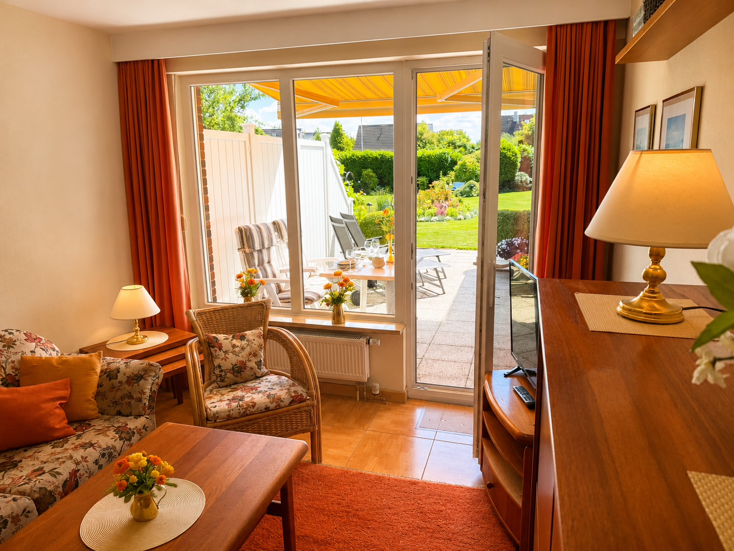 Helles Gartenapartment mit Blick auf Terrasse und Garten