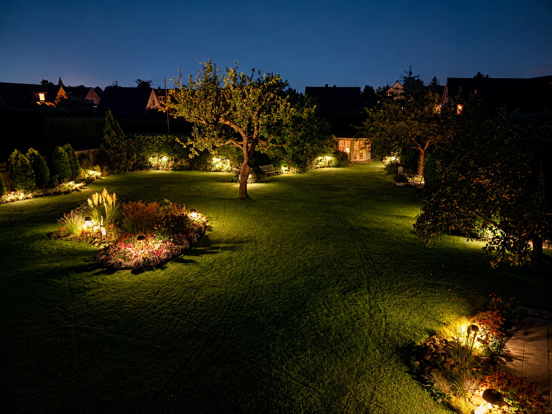 Beleuchteter Garten am Haus Lisa an einem ruhigen Abend