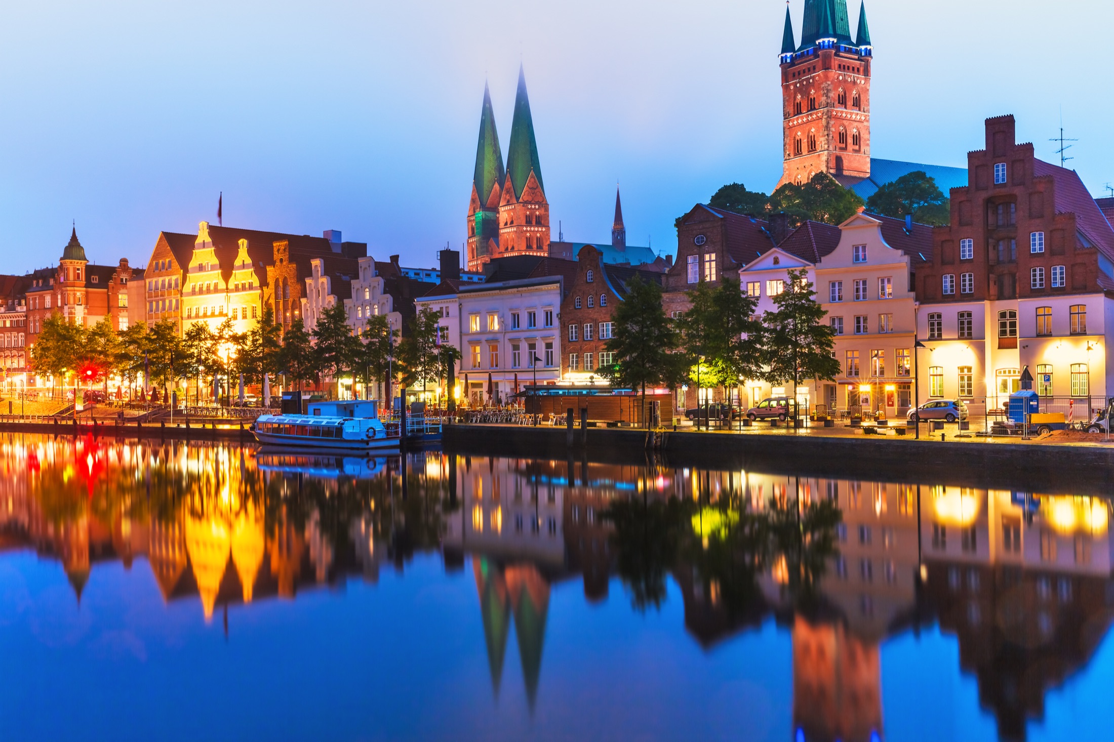 Beleuchtete Lübecker Altstadt an der Trave am Abend