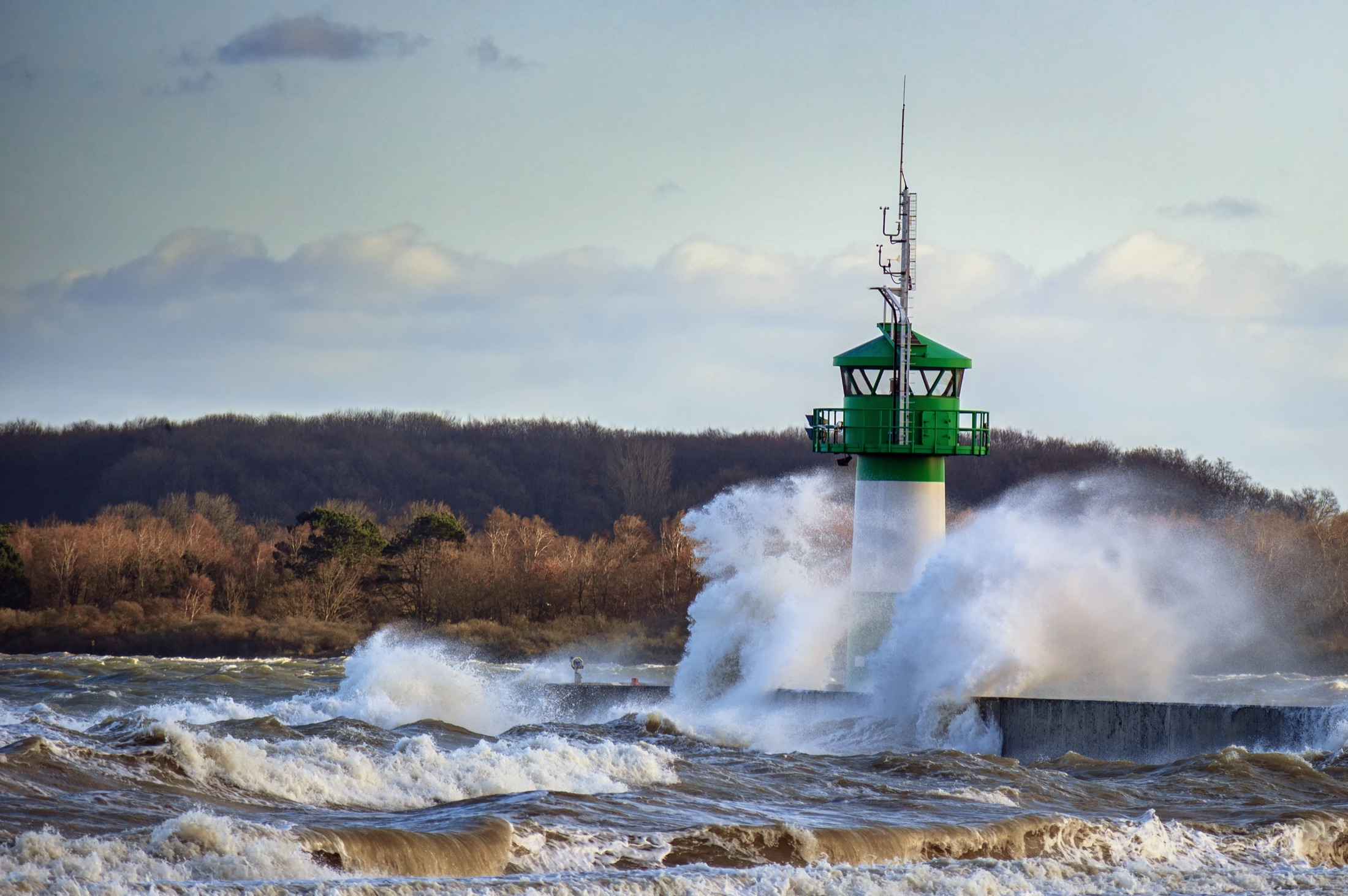 Brandung an der grünen Nordermole in Travemünde
