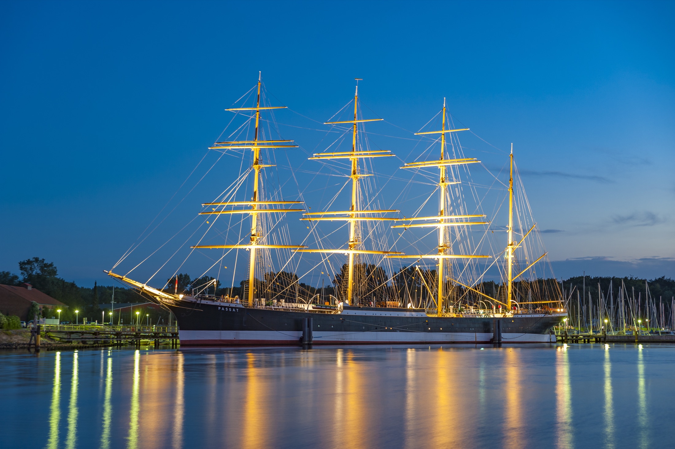Viermastbark Passat abends beleuchtet