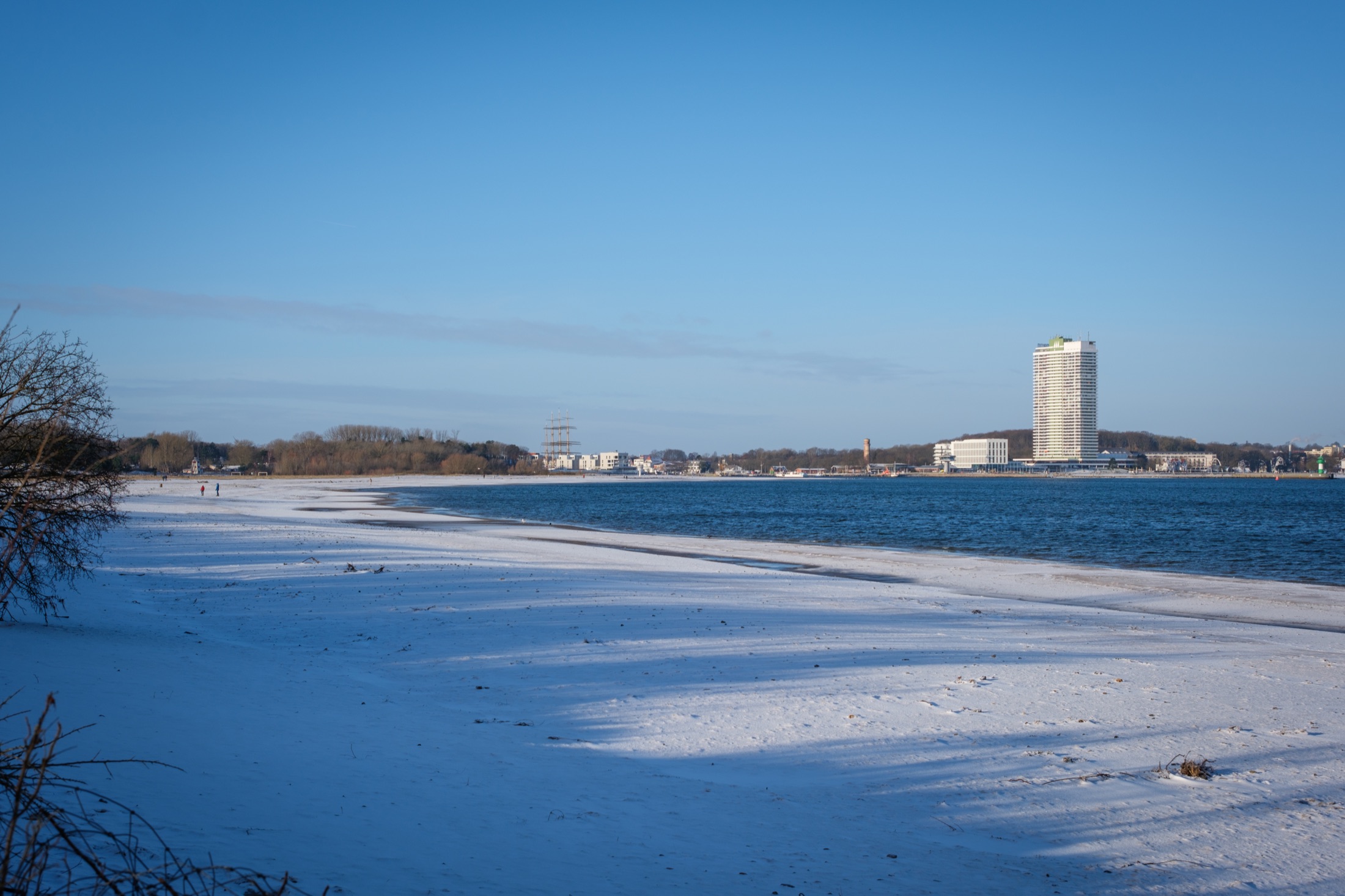 Verschneiter Strand mit Blick auf Travemünde