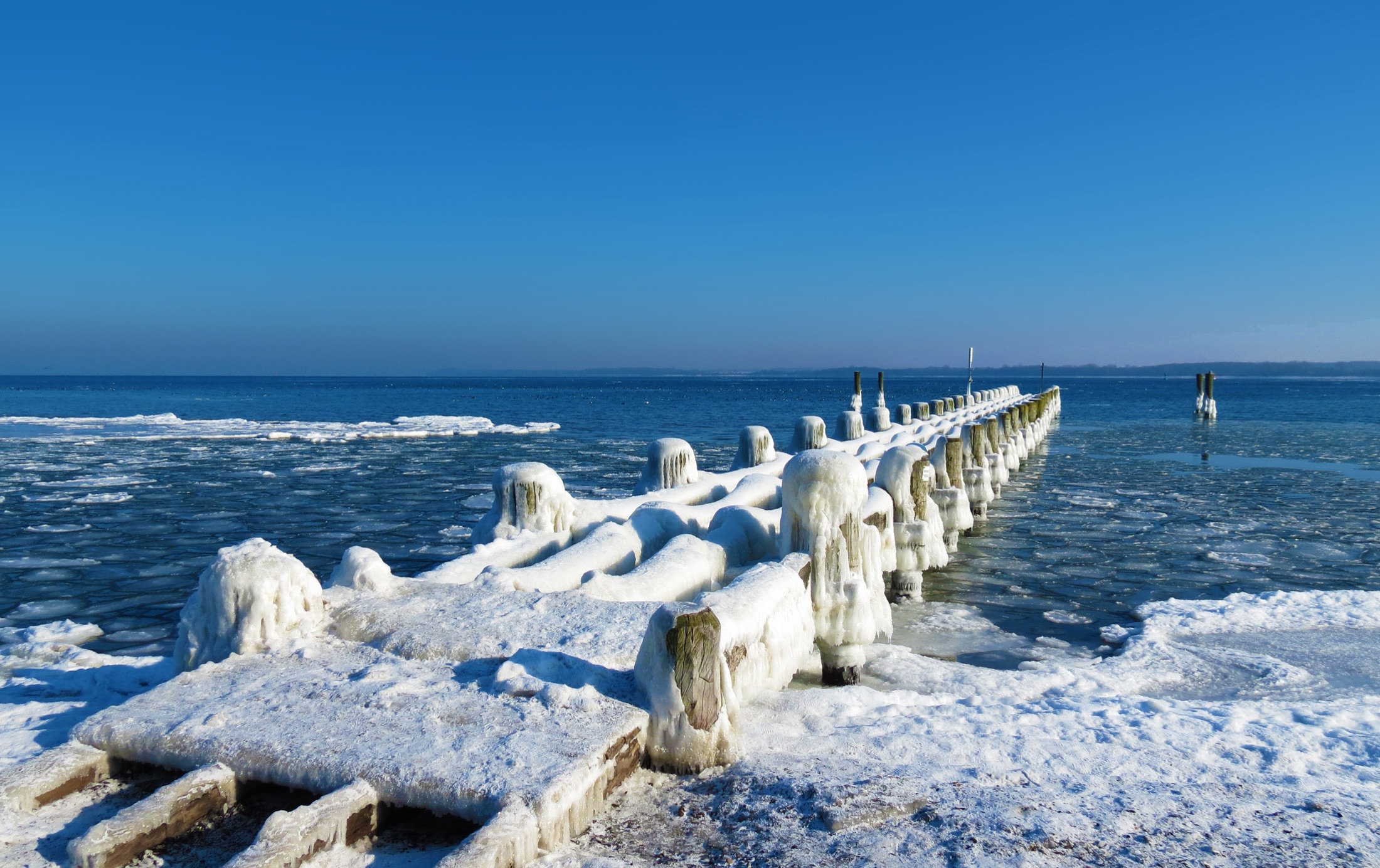 Vereiste Mole an der Ostsee im Winter