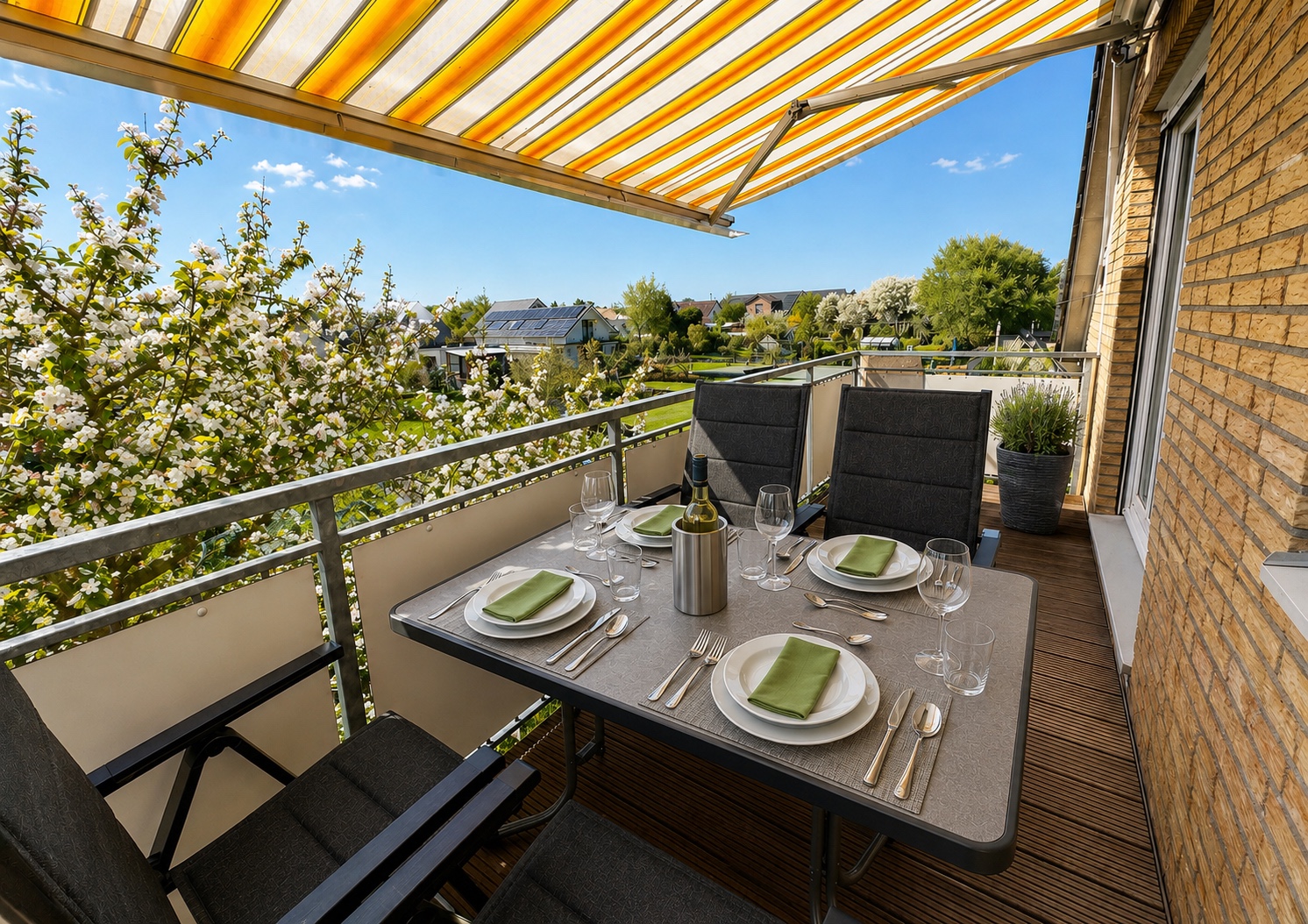 Gedeckter Südbalkon des Apartments Oberdeck mit Blick ins Grüne